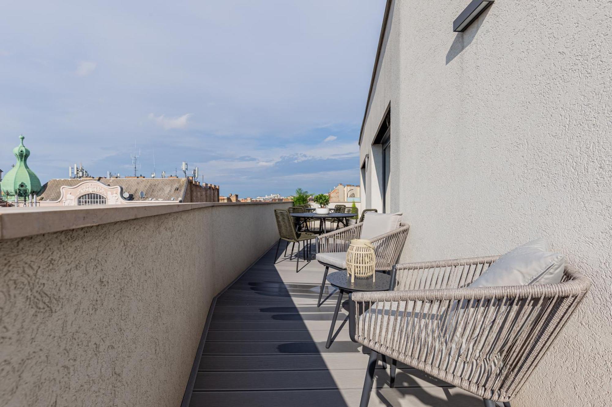 דירה New Penthouse W Double Parking, Panoramic Balcony בודפשט