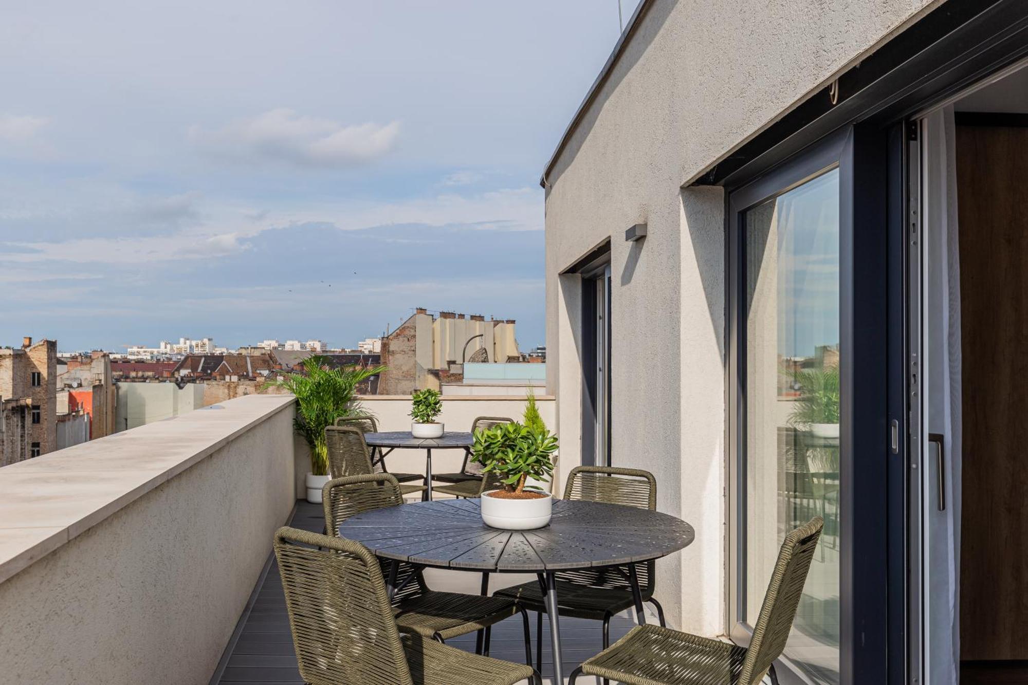New Penthouse W Double Parking, Panoramic Balcony דירה